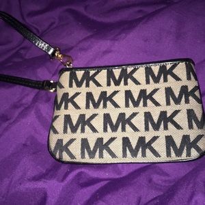 micheal kors wristlet